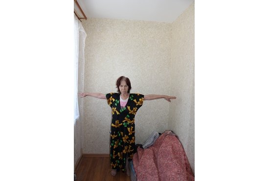 Хозяйка одной из таких «оригинальных» квартир в доме по улице Путейцев, 3б за год так и не придумала,  как сделать свою каморку функциональной. Пока использует трёхметровую комнату для хранения вещей. Фото: Лариса Лазарева