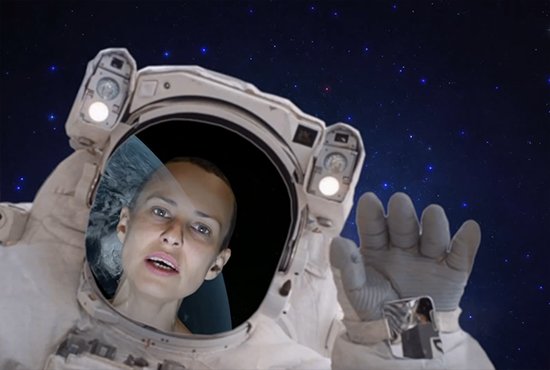 В первой серии «Сказки» Чичерина примерила на себя роль космонавта. Кадр из клипа