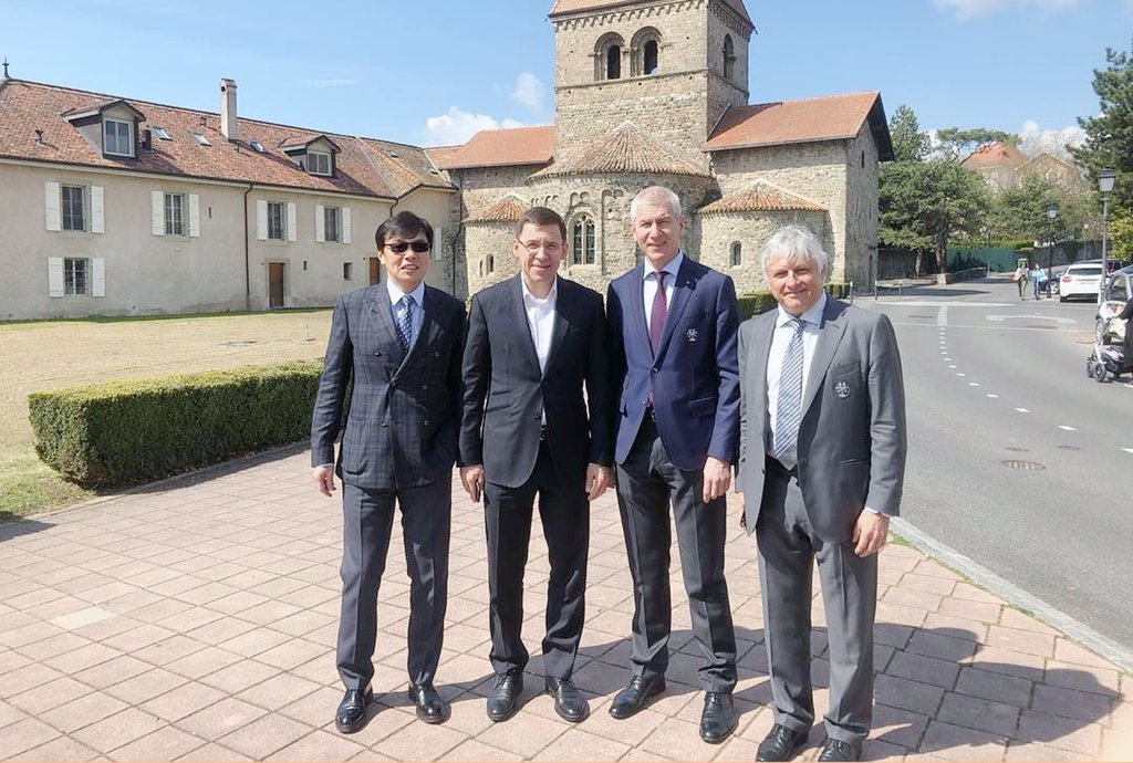 Евгений Куйвашев (второй слева) с президентом FISU Олегом Матыциным (второй справа)  и с генеральным секретарём организации Эриком Сайнтрондом (справа) в Швейцарии