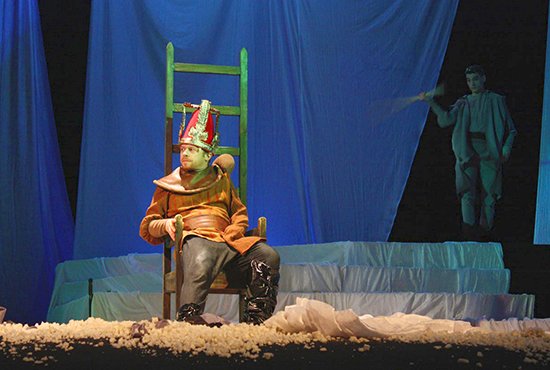За заглавную роль в спектакле «Ричард III» Пётр Незлученко был отмечен на областном  фестивале-конкурсе театральных работ «Браво!»-2011. По всей видимости, корона пришлась  впору, только подданные теперь — не шекспировские герои, а серовские артисты.