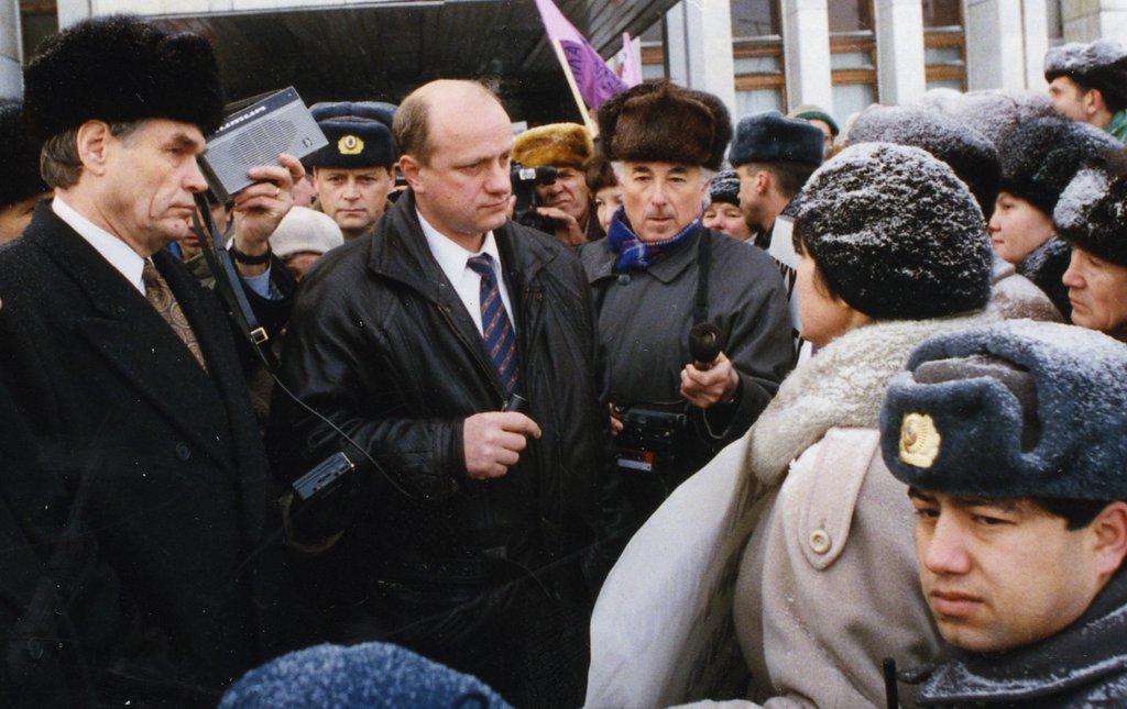 Вячеслав Сурганов (слева) и Алексей Воробьев (в центре) на крыльце свердловского правительства встретились  с митингующими. Фото из личного архива. 