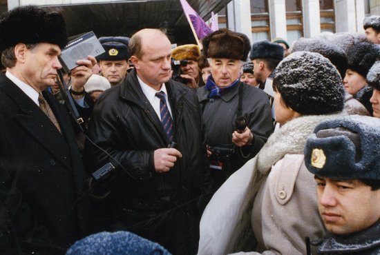 Вячеслав Сурганов (слева) и Алексей Воробьев (в центре) на крыльце свердловского правительства встретились  с митингующими. Фото из личного архива. 