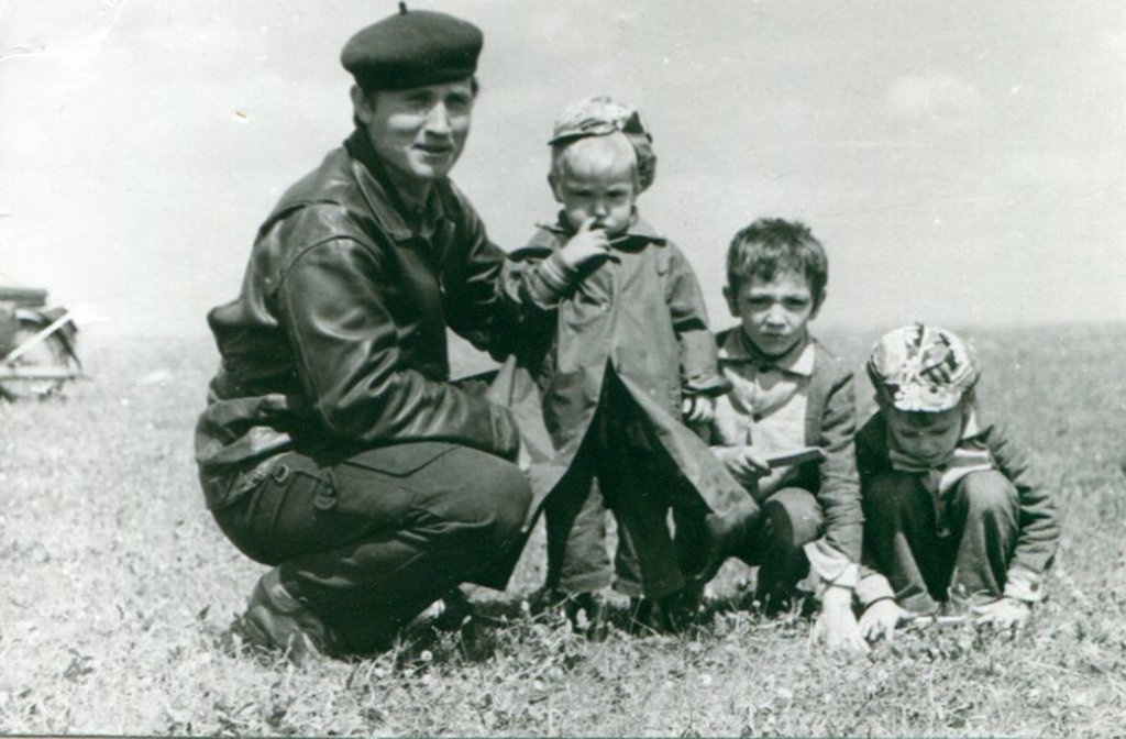 Валерий Прокопьев с сыновьями на лётном поле, 1977 год. Фото: из личного архива семьи Прокопьевых