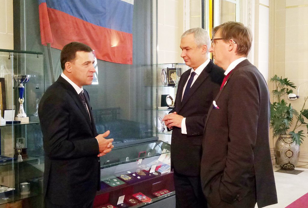 Сверка часов: (слева направо) губернатор Евгений Куйвашев, посол РФ во Франции Алексей Мешков и торгпред РФ во Франции Александр Туров