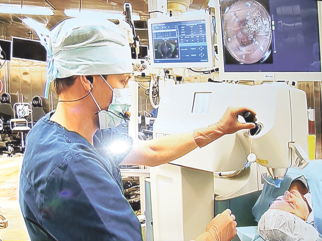 Операция по имплантации искусственного хрусталика длится порядка 15 минут  и практически безболезненна. Фото: Екатерина Шустова
