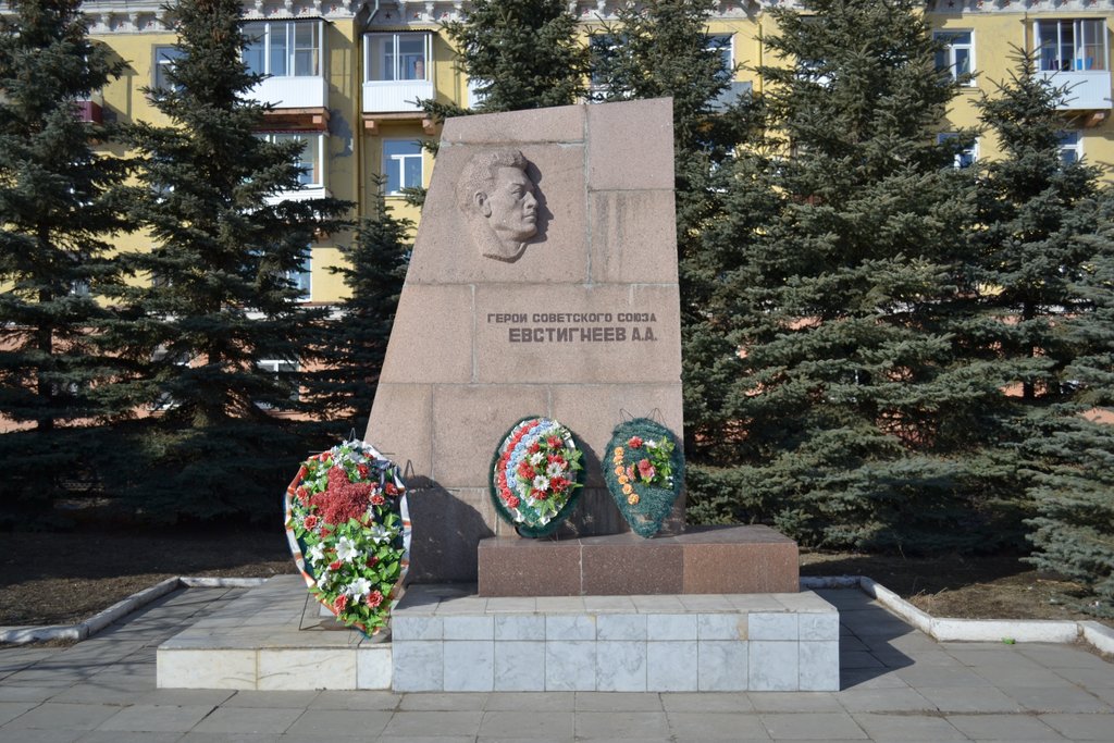 В 1967 году в Верхней Салде на улице Энгельса был установлен пилон с портретом Алексея Евстигнеева. Кроме того, в городе есть обелиск, посвящённый салдинцам - Героям Советского Союза. Всего на нём указано пять имён, в том числе и Евстигнеева Фото:prosv.ru