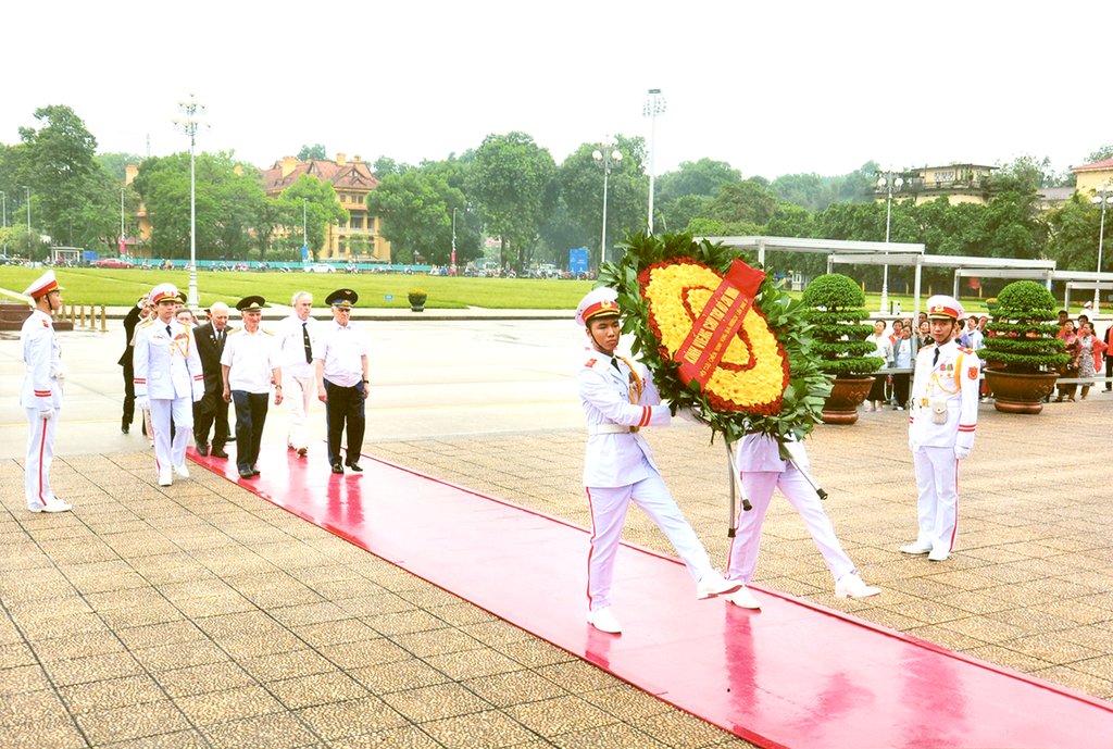 Военные ветераны-уральцы возложили цветы к памятнику вождя вьетнамского народа Хо Ши Мину. Фото: Сергей Воронин