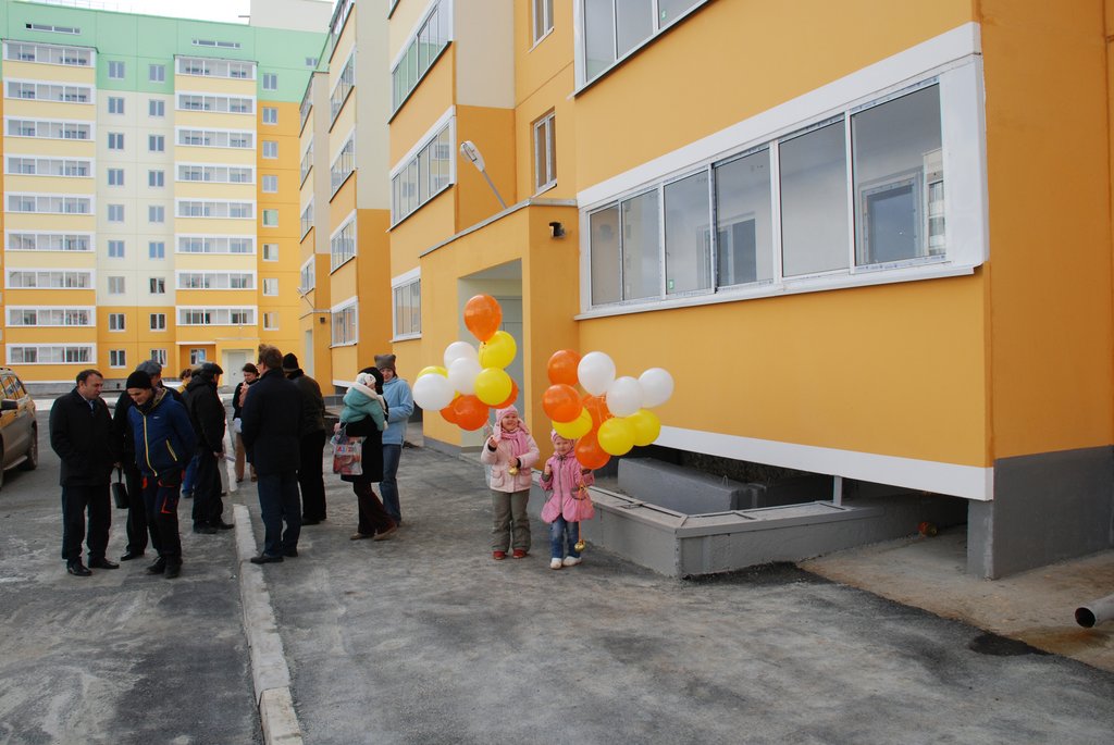 У пяти- и девятиэтажной новостроек в Арамили ближе к декабрю появится социально значимый сосед — детский сад «Алёнка» на 275 мест. Фото Владимира Бичинева.