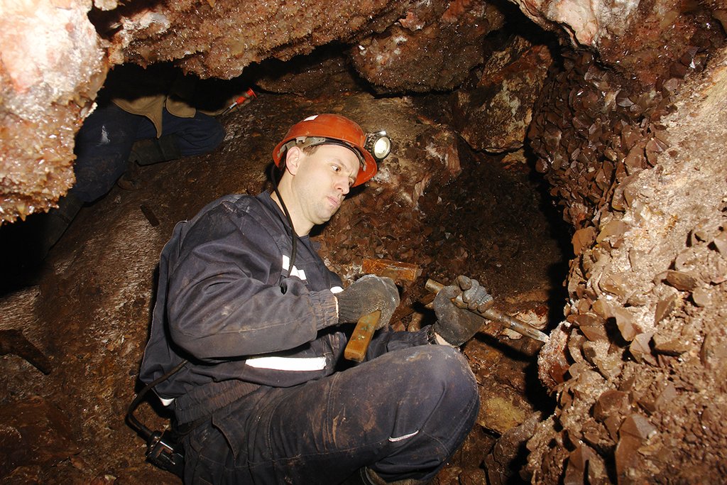 Поиски новых минералов Михаил Цыганко ведёт  и в старых шахтных выработках. Фото: Александр Халевин