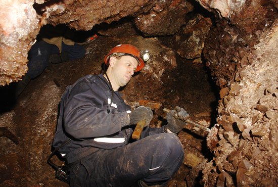 Поиски новых минералов Михаил Цыганко ведёт  и в старых шахтных выработках. Фото: Александр Халевин