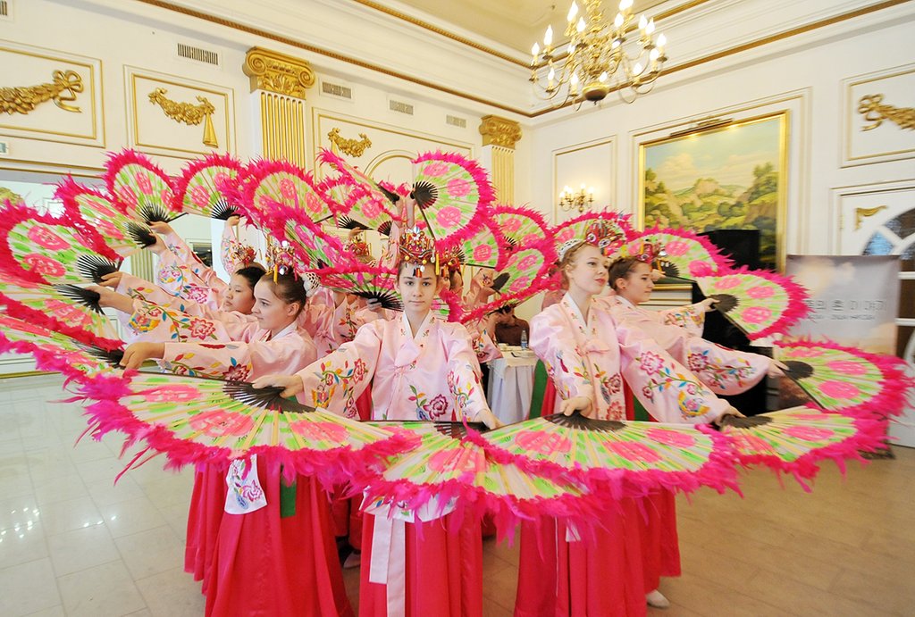 Танец «Счастье» исполняет фольклорный ансамбль «Онлирия». Фото: павел Ворожцов