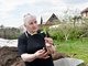 За спиной Нины Хоревой та самая куча с перегноем – главный секрет её урожая капусты. Фото: Алексей Кунилов