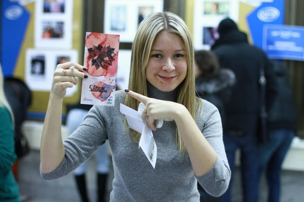 Участникам акции активисты предлагали на выбор шесть видов открыток. На снимке – студентка УрГЭУ с одной из них. Фото - архив УрГЭУ