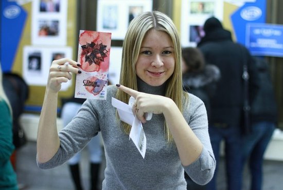 Участникам акции активисты предлагали на выбор шесть видов открыток. На снимке – студентка УрГЭУ с одной из них. Фото - архив УрГЭУ