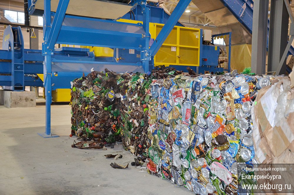 Сегодня мощность сортировочного завода составляет  200 тысяч тонн мусора в год, трудятся на нём почти  200 человек. Фото: ekburg.ru