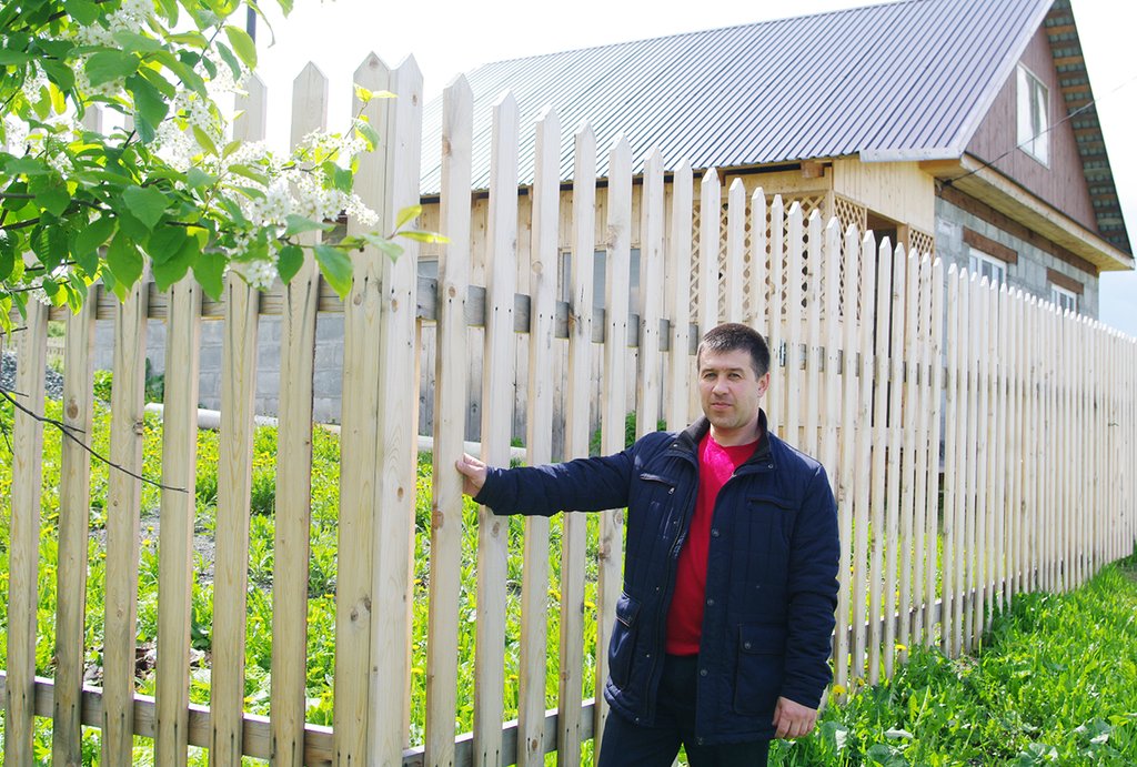 Шалинский глава Дмитрий Машенькин поясняет: забор между соседями не должен затенять территорию, а высота его, по правилам, не превышает полутора метров. Фото: Дмитрий Сивков