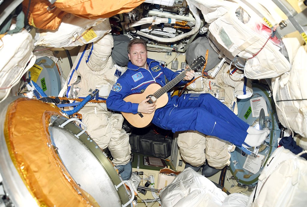 У космонавтов на МКС предусмотрено свободное время. Сергей Прокопьев старается посвящать его саморазвитию. В этом полёте он решил освоить игру на гитаре в условиях невесомости. Фото из личного архива Сергея Прокопьева