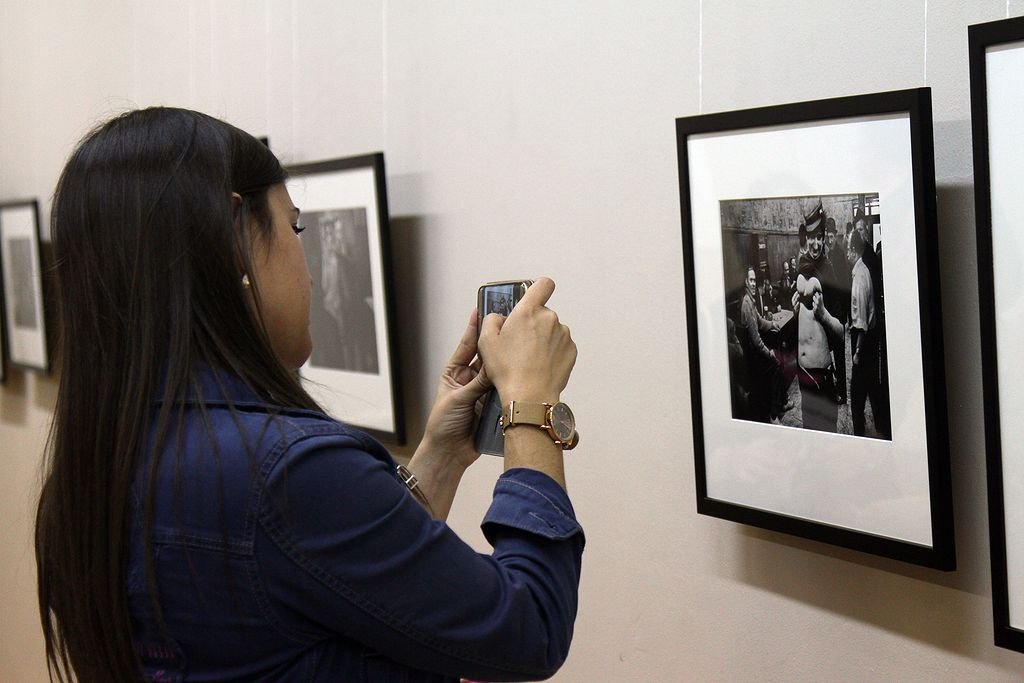 Экспозиция состоит из 63 чёрно-белых снимков. Они были лично отобраны Андерсом Петерсеном совместно с арт-директором Новосибирской международной биеннале современной фотографии «Different Dimension» Андреем Мартыновым