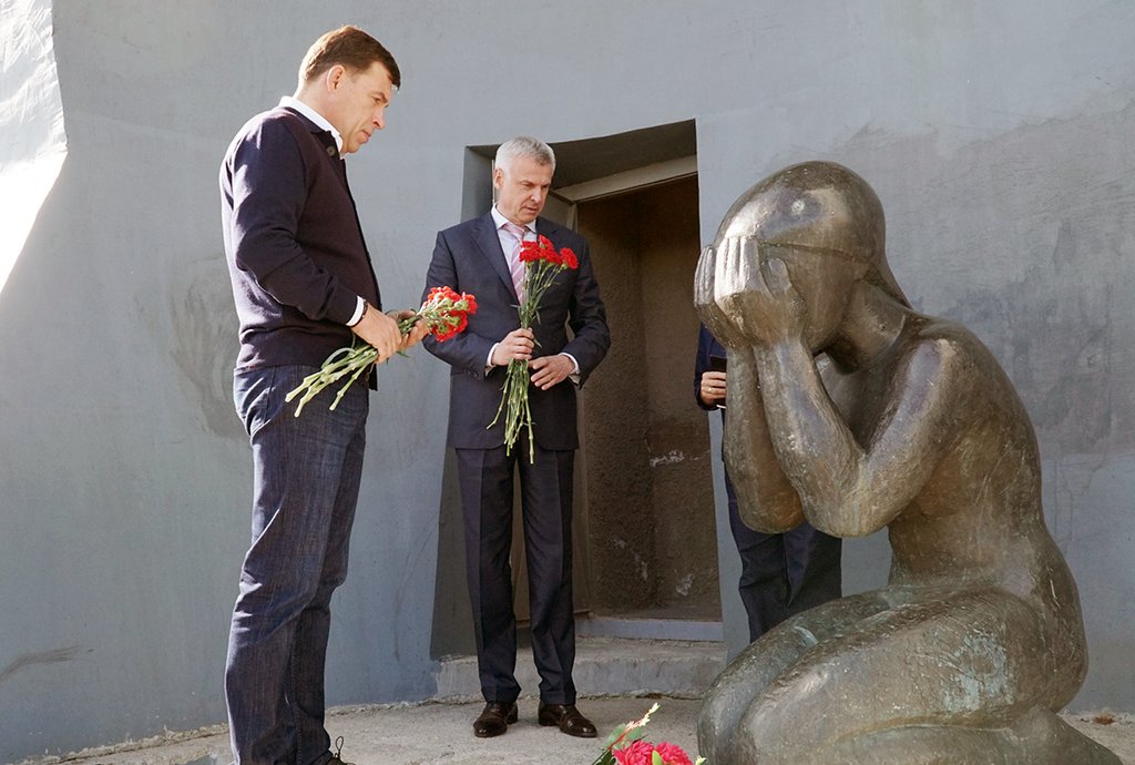 Монумент, к которому главы регионов возложили цветы, был открыт на Колыме в 1996 году. Фото: пресс-служба губернатора Магаданской области
