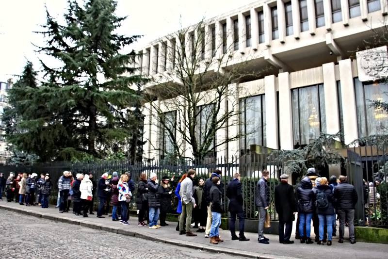 Россияне, живущие в Париже, выстроились у здания посольства длинной вереницей Фото: Наталия Медведева