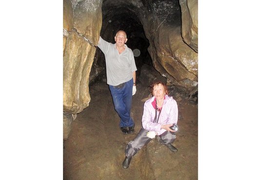 Смолинская пещера имеет высокие потолки, так что нагибаться при её обследовании спелеологам мудрого возраста почти не пришлось. Фото: Никита Аржанников