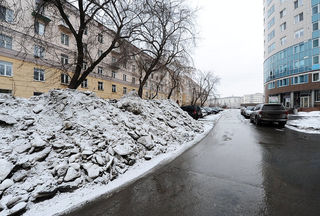 на улицах Екатеринбурга растут грязные снежные кучи