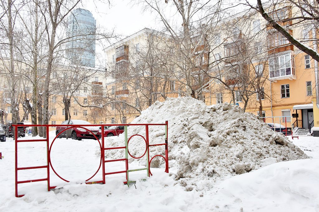 Испарения от куч грязного снега с реагентами рядом с детской площадкой тоже загрязняют атмосферу. Фото: Алексей Кунилов