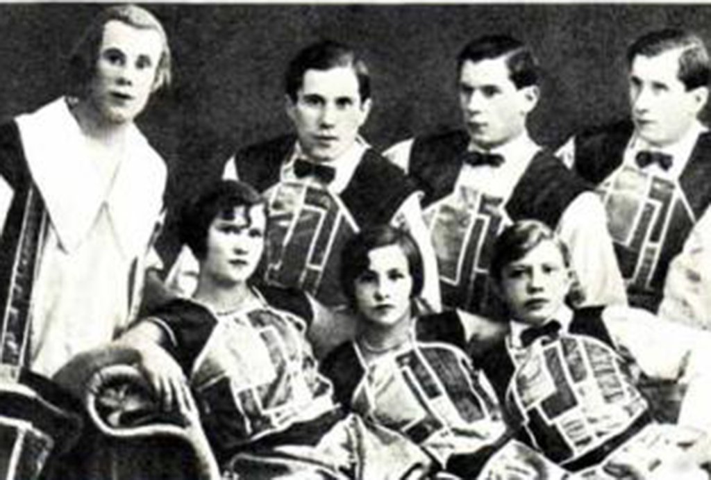 Манионы. В верхнем ряду первый слева — Борис,  второй слева — Виктор. Фото 20-х годов XX века. Фото: «СОВЕТСКАЯ ЭСТРАДА И ЦИРК», 1969, № 1