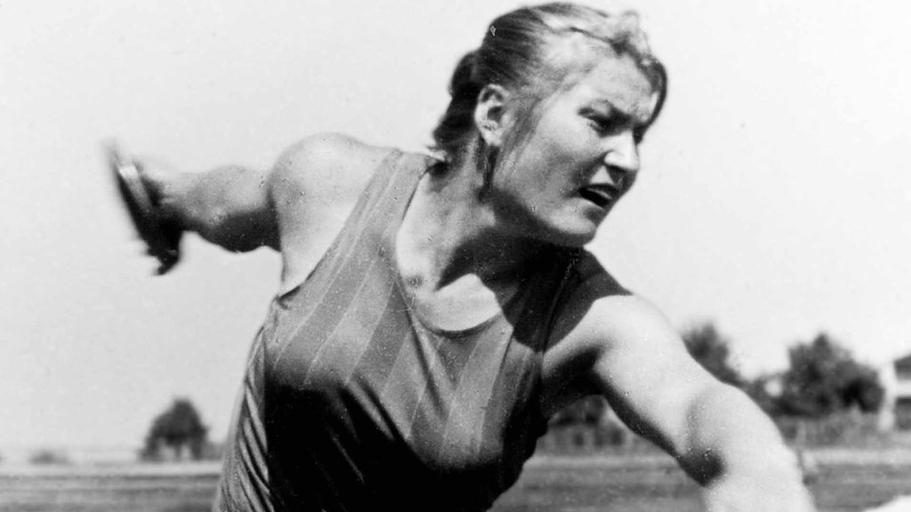 Всего Нина Ромашкова- Пономарёва выступила на четырёх Олимпиадах, на которых завоевала два золота (1952 и 1960) и одну бронзу (1956)