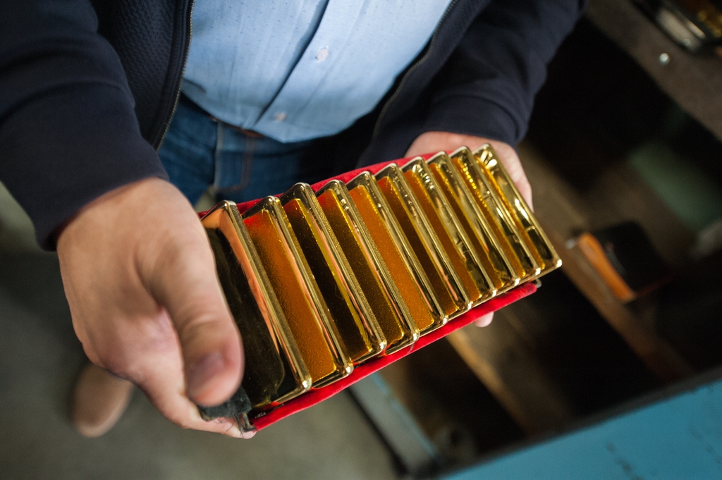 Слитки золота, выпускаемые на Екатеринбургском заводе по обработке цветных металлов