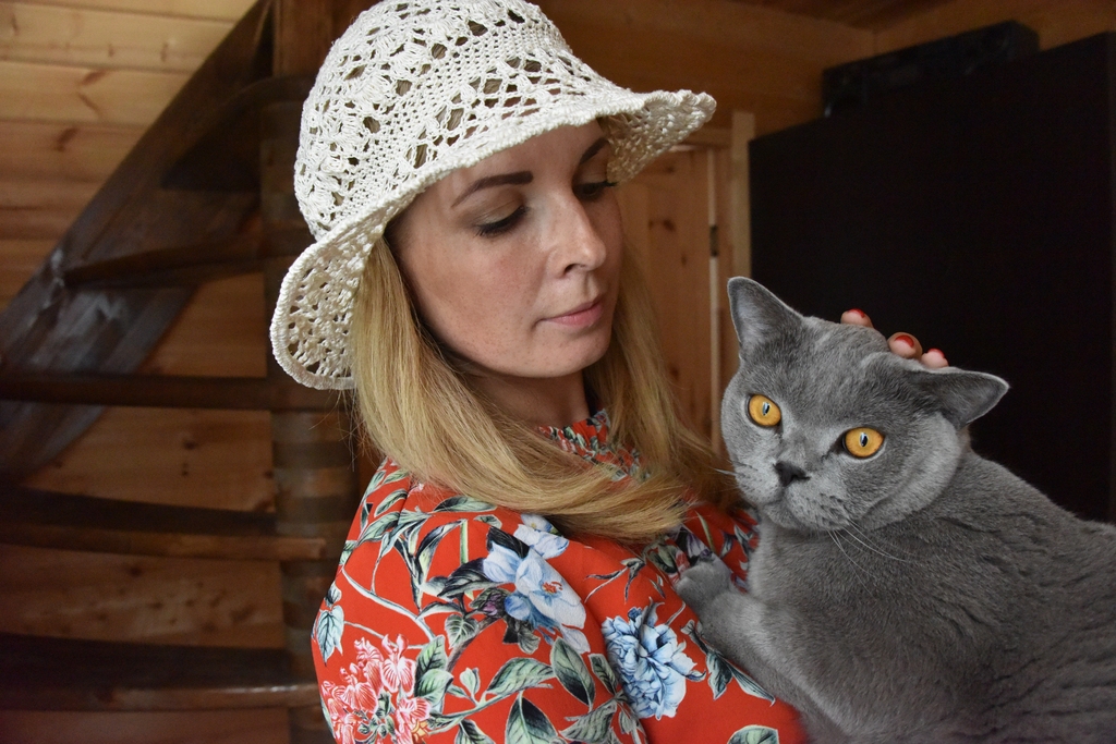 Анна Абсалямова на даче с котом