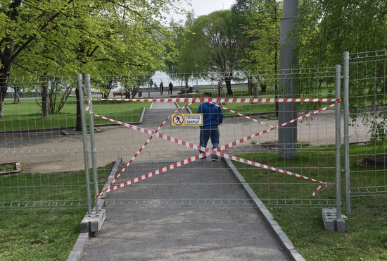 Ограждение тянется вдоль Набережной Рабочей Молодёжи и ул. 8 Марта. Фото: Алексей Кунилов