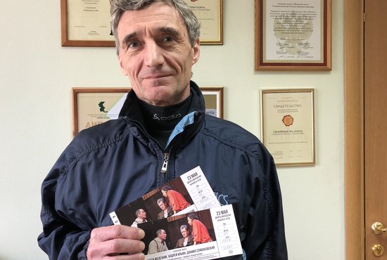 Валерий Карпухин получил подарок от "Облгазеты" - билеты в театр. Фото: А. Кулакова.