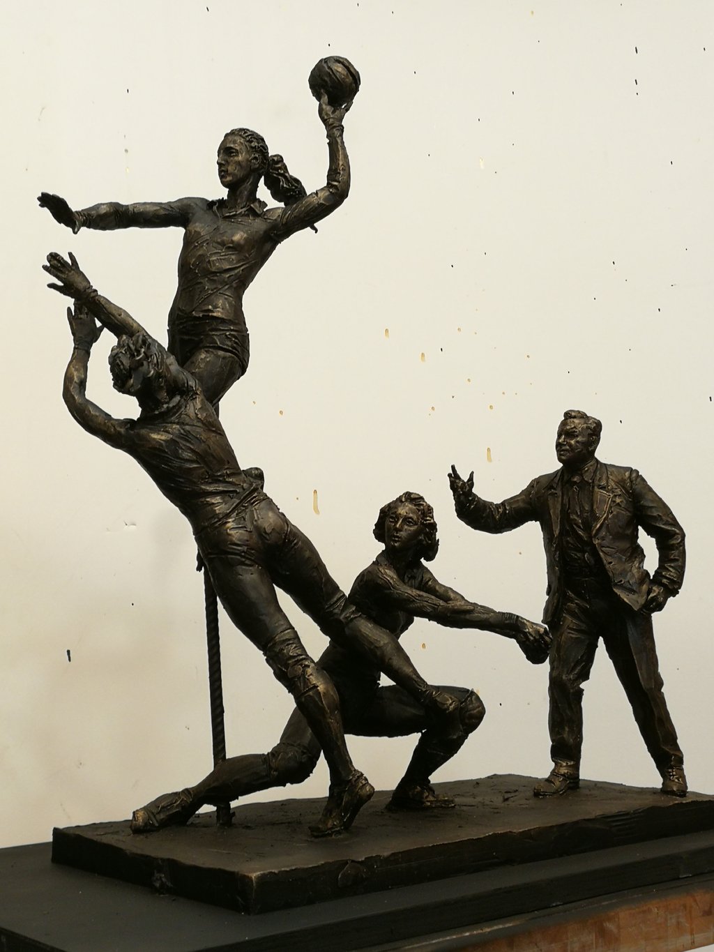 скульптура Николая Карполя с «Уралочкой»