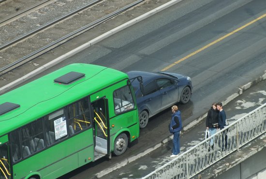 В Екатеринбурге из-за ДТП с автобусом затруднено движение на Малышевском мосту. Фото: Нина Георгиева