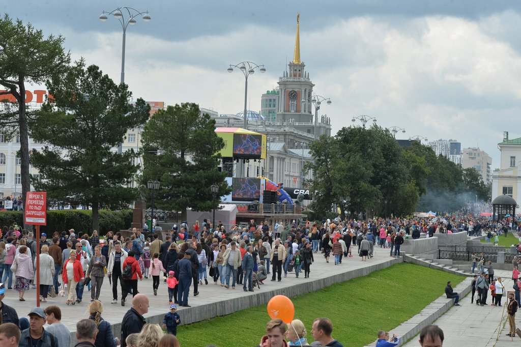 праздничные гулянья в Екатеринбурге