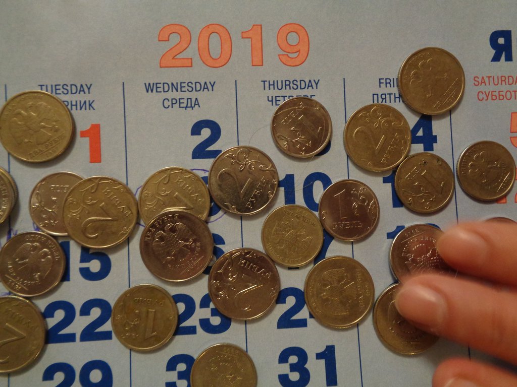 Деньги лежат на календаре