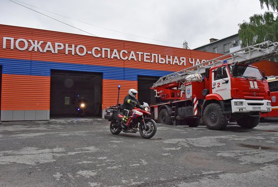Сотрудники МЧС на мотоциклах сегодня приступили к патрулированию трасс регионального и федерального значения в Екатеринбурге. Фото: Борис Ярков