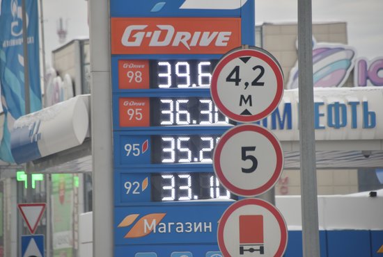Дмитрий Медведев пригрозил наказывать компании за завышение цен на бензин. Фото: Алексей Кунилов
