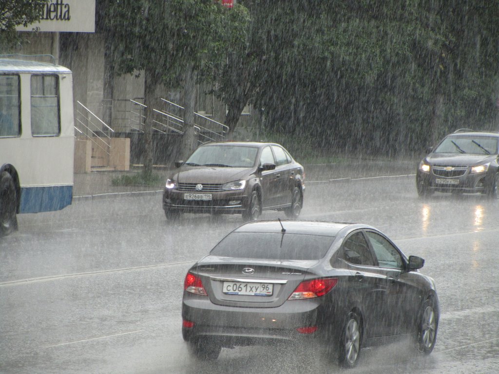Машины на дорогах в дождь