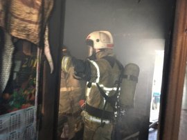 Спасатели тушат пожар в квартире