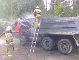На Акамдемика Бардина в Екатеринбурге горел ЗИЛ. Фото: ГУ МЧс по Сердловской области