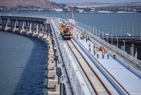 Суммарно на двухпутной железной дороге было установлено почти 5 тыс. тонн рельсов и более 76 тыс. штук шпал. Фото: инфоцентр "Крымский мост"