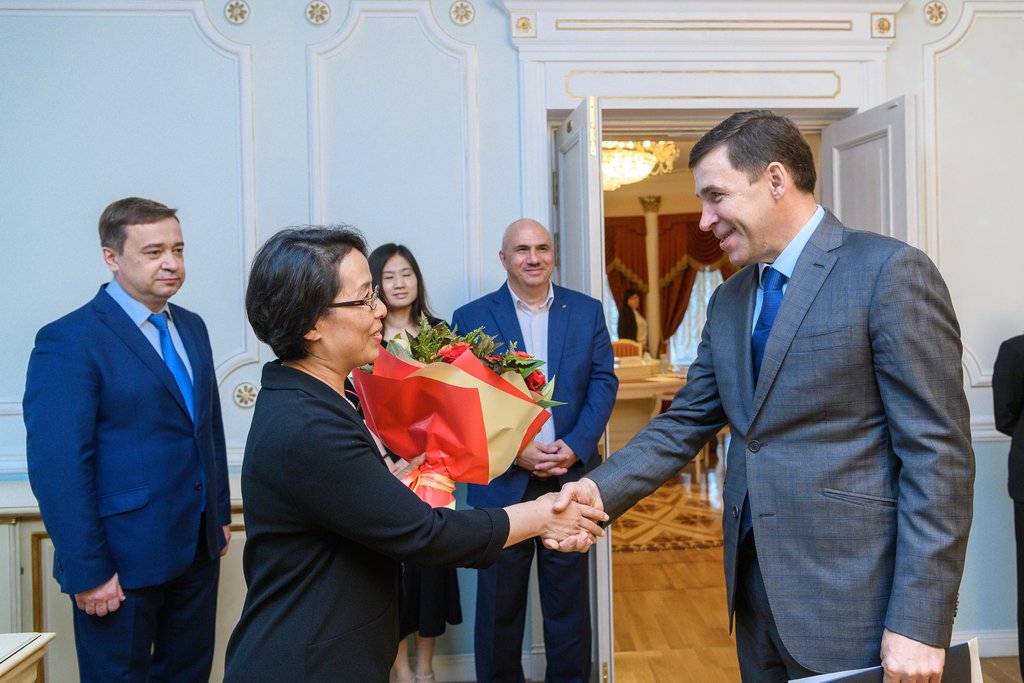 Евгений Куйвашев поблагодарил дипломата за большой вклад в развитие сотрудничества КНР и Свердловской области.