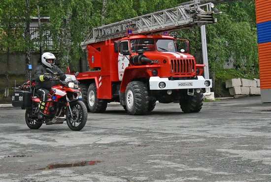 На место происшествия выехали 6 спецмашин, ожидается также пожарная техника из Заречного, Арамиля и п. Уральский. Фото: Борис Ярков