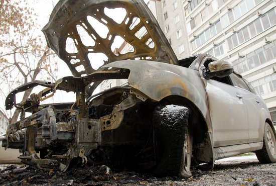 В результате на площади 8 кв. м остались повреждены салоны и кузова автомобилей "ВАЗ-11130-22" и Audi A4. Фото: Павел Ворожцов
