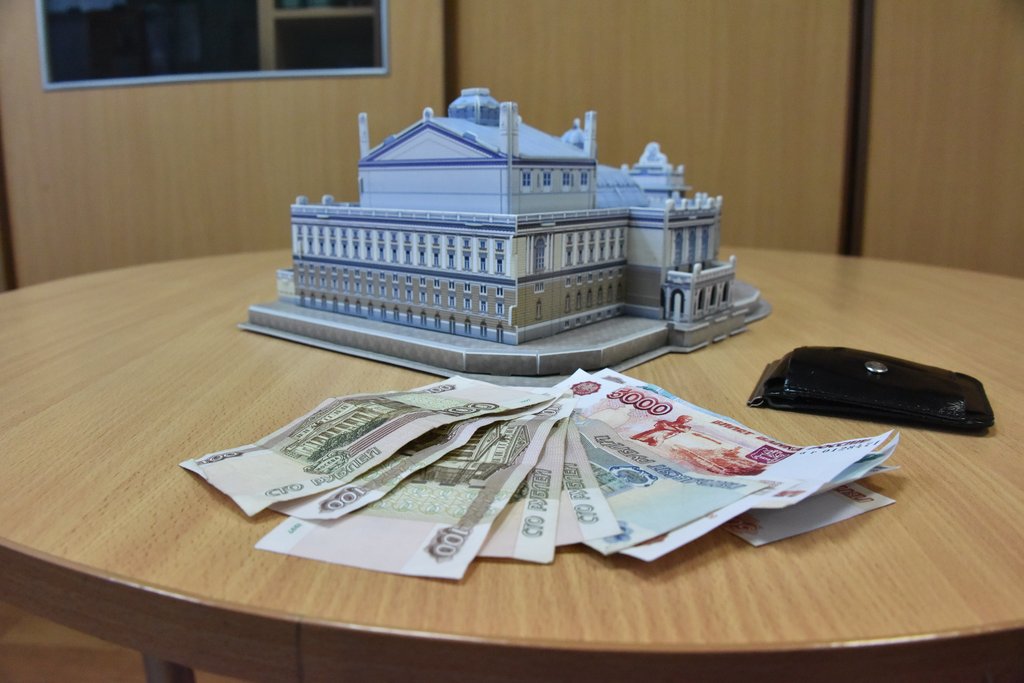 Деньги и дом на столе