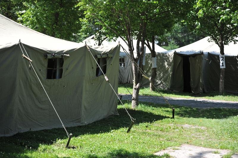 Дети в палаточном лагере