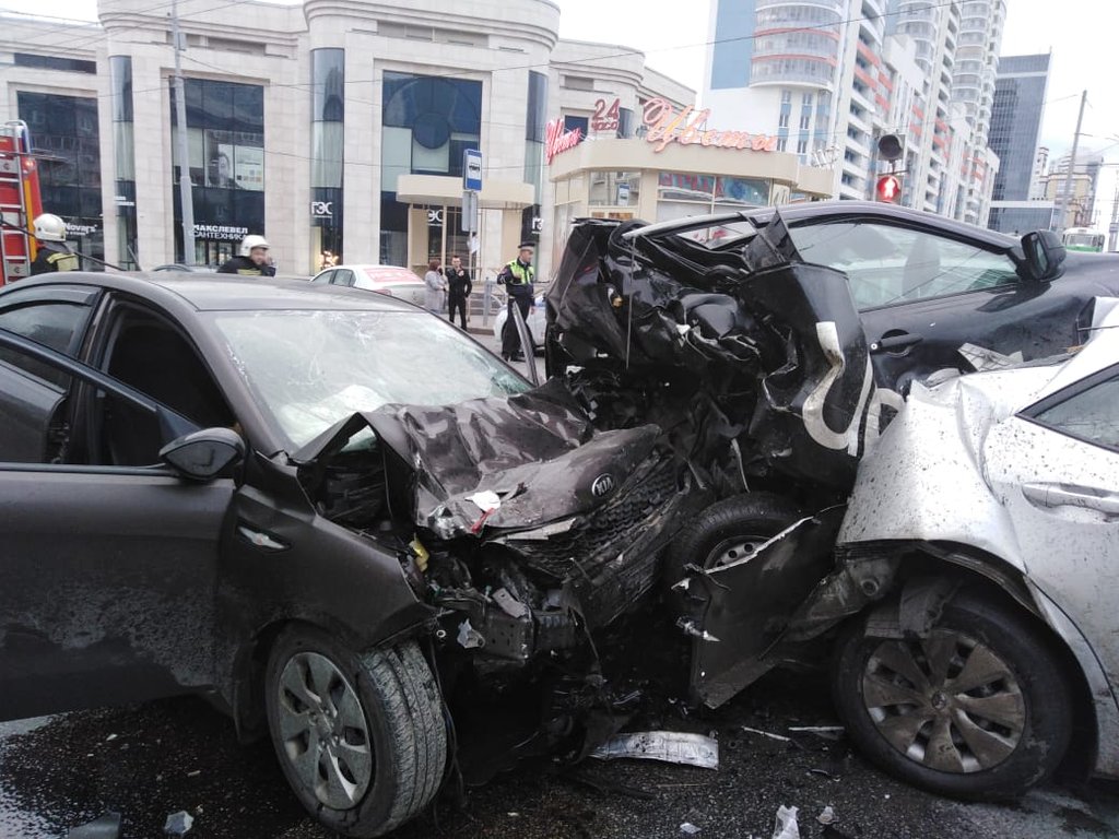 В центре Екатеринбурга ранним воскресным утром произошла крупная авария с участием пяти автомобилей.