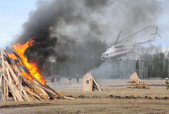 Четыре свердловских вертолёта Ми-8 тушат лесные пожары в Красноярском крае. Фото: Станислав Савин